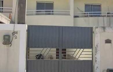 Imagem: A casa possui 2 Dormitórios, 2 Banheiros, 2 Vagas na garagem