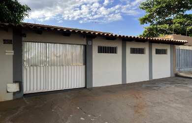 Imagem: A casa possui 3 Dormitórios, 2 Banheiros, 2 Vagas na garagem