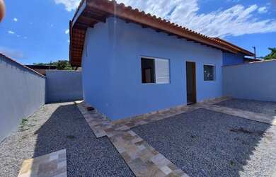 Imagem: A casa possui 2 Dormitórios, 1 Banheiro, 2 Vagas na garagem