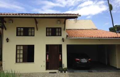 Imagem: A casa possui 4 Dormitórios, 5 Banheiros, 5 Vagas na garagem