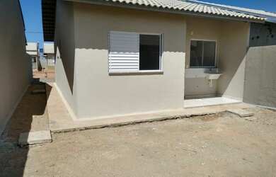 Imagem: A casa possui 2 Dormitórios, 1 Banheiro, 2 Vagas na garagem