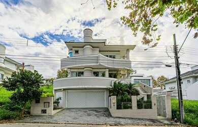 Imagem: A casa possui 5 Dormitórios, 5 Banheiros, 4 Vagas na garagem