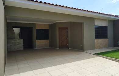 Imagem: A casa possui 3 Dormitórios, 2 Banheiros, 2 Vagas na garagem