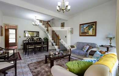 Imagem: A casa possui 5 Dormitórios, 3 Banheiros, 3 Vagas na garagem