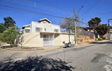 Imagem: A casa possui 3 Dormitórios, 1 Banheiro, 2 Vagas na garagem