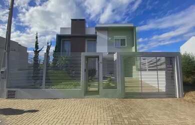 Imagem: A casa possui 3 Dormitórios, 1 Banheiro, 2 Vagas na garagem