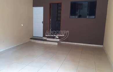 Imagem: A casa possui 2 Dormitórios, 1 Banheiro, 2 Vagas na garagem