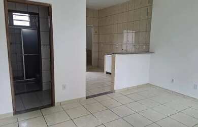 Imagem: A casa possui 2 Dormitórios, 1 Banheiro, 1 Vaga na garagem