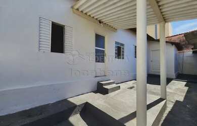 Imagem: A casa possui 2 Dormitórios, 1 Banheiro, 2 Vagas na garagem