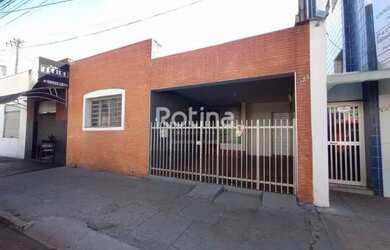 Imagem: A casa possui 3 Dormitórios, 2 Banheiros, 1 Vaga na garagem