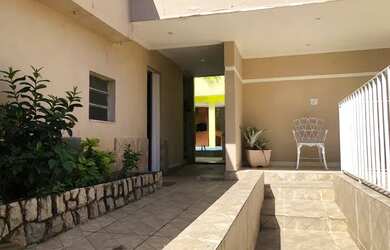 Imagem: A casa possui 2 Dormitórios, 2 Banheiros, 1 Vaga na garagem