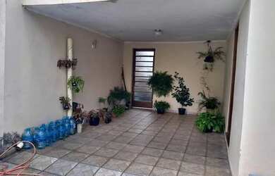 Imagem: A casa possui 2 Dormitórios, 1 Banheiro, 1 Vaga na garagem