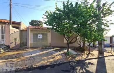 Imagem: A casa possui 3 Dormitórios, 1 Banheiro, 2 Vagas na garagem