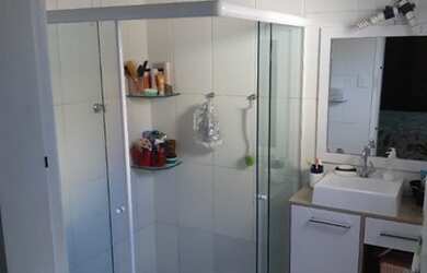 Imagem: A casa possui 3 Dormitórios, 2 Banheiros, 2 Vagas na garagem