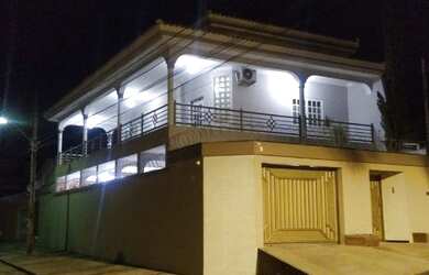 Imagem: A casa possui 3 Dormitórios, 3 Banheiros, 4 Vagas na garagem