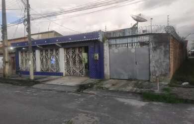 Imagem: A casa possui 3 Dormitórios, 2 Banheiros, 2 Vagas na garagem