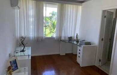 Imagem: A casa possui 3 Dormitórios, 3 Banheiros, 3 Vagas na garagem