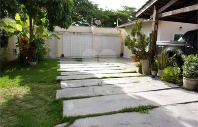 Imagem: A casa possui 4 Dormitórios, 4 Banheiros, 3 Vagas na garagem