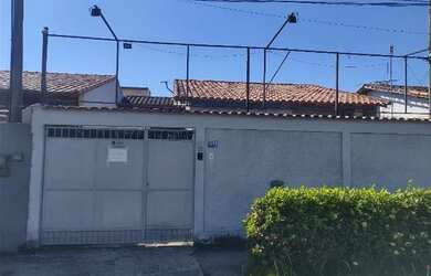 Imagem: A casa possui 3 Dormitórios, 3 Banheiros, 4 Vagas na garagem