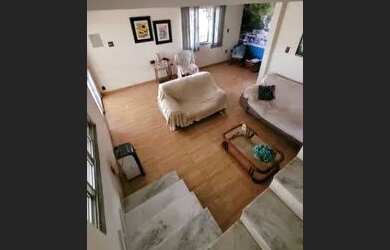 Imagem: A casa possui 3 Dormitórios, 4 Banheiros, 2 Vagas na garagem