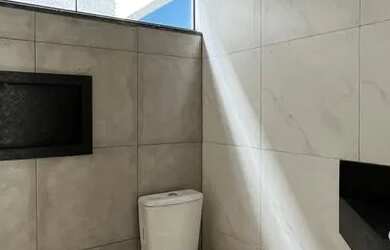 Imagem: A casa possui 3 Dormitórios, 1 Banheiro, 2 Vagas na garagem