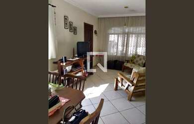 Imagem: A casa possui 3 Dormitórios, 4 Banheiros, 2 Vagas na garagem