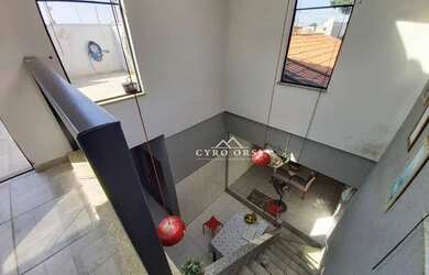 Imagem: A casa possui 3 Dormitórios, 2 Banheiros, 3 Vagas na garagem