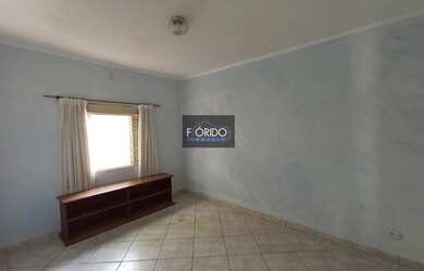 Imagem: A casa possui 3 Dormitórios, 2 Banheiros, 4 Vagas na garagem