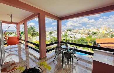 Imagem: A casa possui 3 Dormitórios, 4 Banheiros, 5 Vagas na garagem