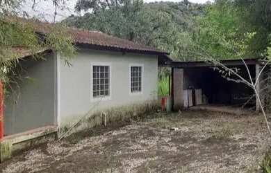 Imagem: A casa possui 2 Dormitórios, 1 Banheiro, 3 Vagas na garagem