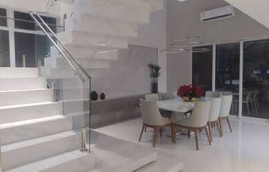 Imagem: A casa possui 5 Dormitórios, 5 Banheiros, 4 Vagas na garagem