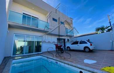 Imagem: A casa possui 3 Dormitórios, 2 Banheiros, 2 Vagas na garagem