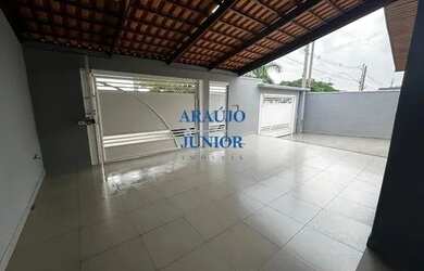 Imagem: A casa possui 3 Dormitórios, 2 Banheiros, 4 Vagas na garagem