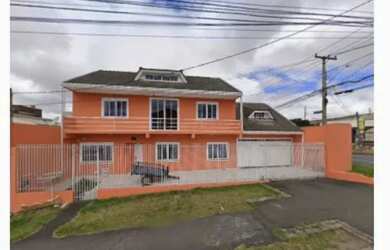 Imagem: A casa possui 4 Dormitórios, 3 Banheiros, 3 Vagas na garagem