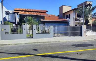 Imagem: A casa possui 3 Dormitórios, 3 Banheiros, 4 Vagas na garagem