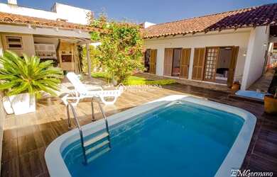 Imagem: A casa possui 3 Dormitórios, 1 Banheiro, 1 Vaga na garagem