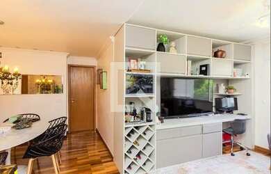 Imagem: O apartamento possui 2 Dormitórios, 1 Banheiro, 1 Vaga na garagem