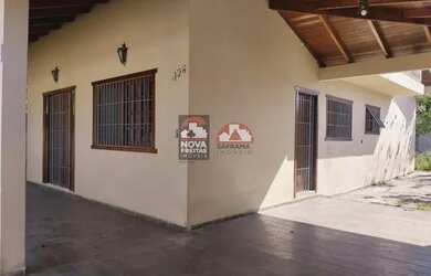 Imagem: A casa possui 3 Dormitórios, 2 Banheiros, 5 Vagas na garagem