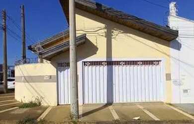 Imagem: A casa possui 2 Dormitórios, 2 Banheiros, 2 Vagas na garagem