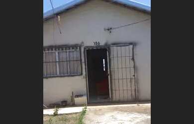 Imagem: A casa possui 2 Dormitórios, 1 Banheiro, 2 Vagas na garagem