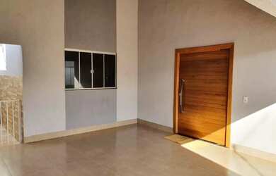 Imagem: A casa possui 3 Dormitórios, 2 Banheiros, 2 Vagas na garagem