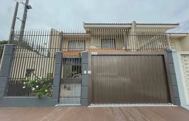 Imagem: A casa possui 3 Dormitórios, 3 Banheiros, 3 Vagas na garagem