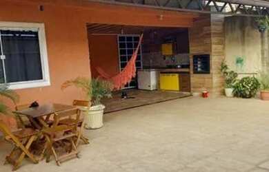 Imagem: A casa possui 3 Dormitórios, 2 Banheiros, 1 Vaga na garagem