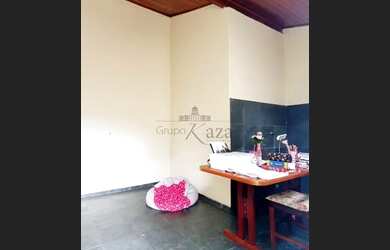 Imagem: A casa possui 3 Dormitórios, 3 Banheiros, 2 Vagas na garagem