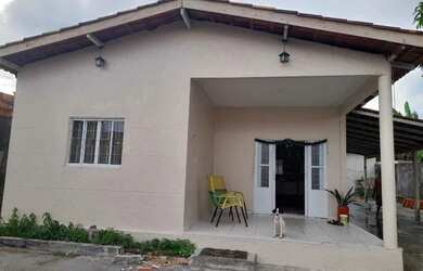 Imagem: A casa possui 3 Dormitórios, 1 Banheiro, 1 Vaga na garagem