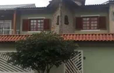 Imagem: A casa possui 3 Dormitórios, 3 Banheiros, 5 Vagas na garagem