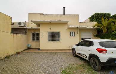 Imagem: A casa possui 3 Dormitórios, 2 Banheiros, 1 Vaga na garagem