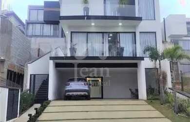 Imagem: A casa possui 3 Dormitórios, 3 Banheiros, 4 Vagas na garagem