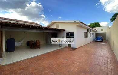 Imagem: O depósito possui 2 Vagas na garagem, 220m² de Área e está