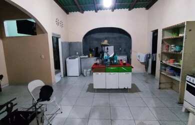 Imagem: A casa possui 2 Dormitórios, 1 Banheiro e está localizado